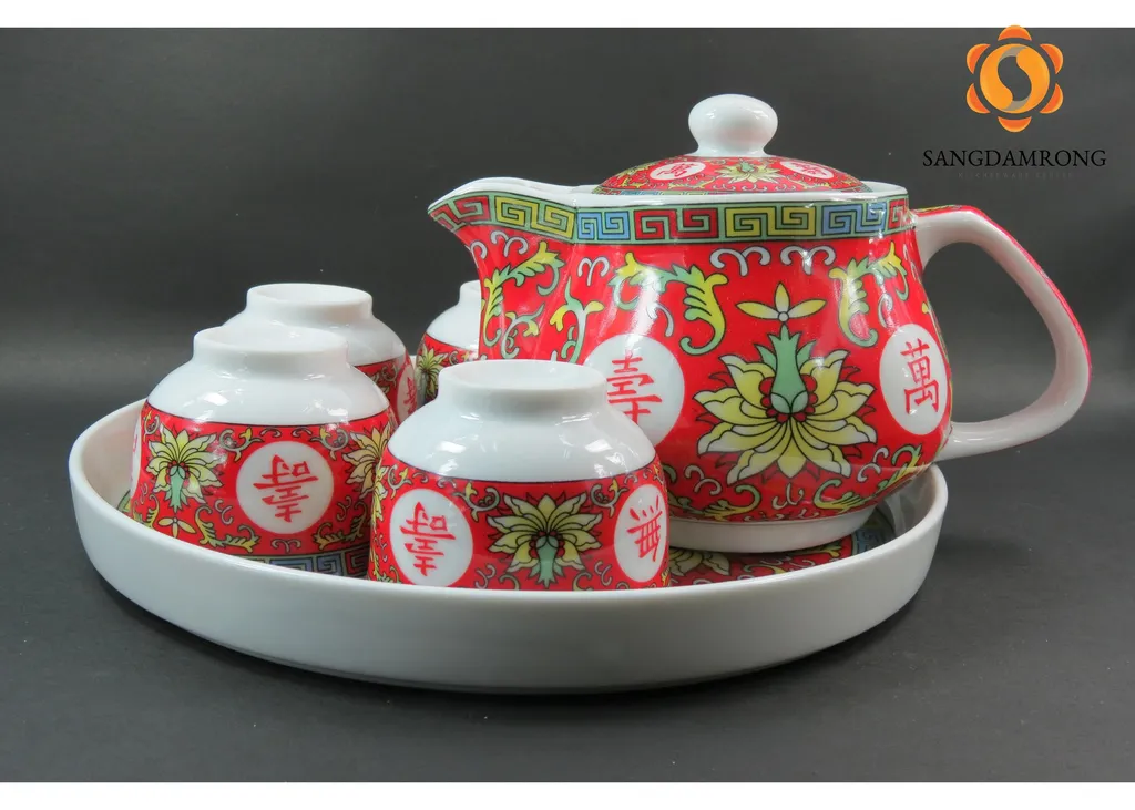 ชุดชาใหญ่สีแดง
