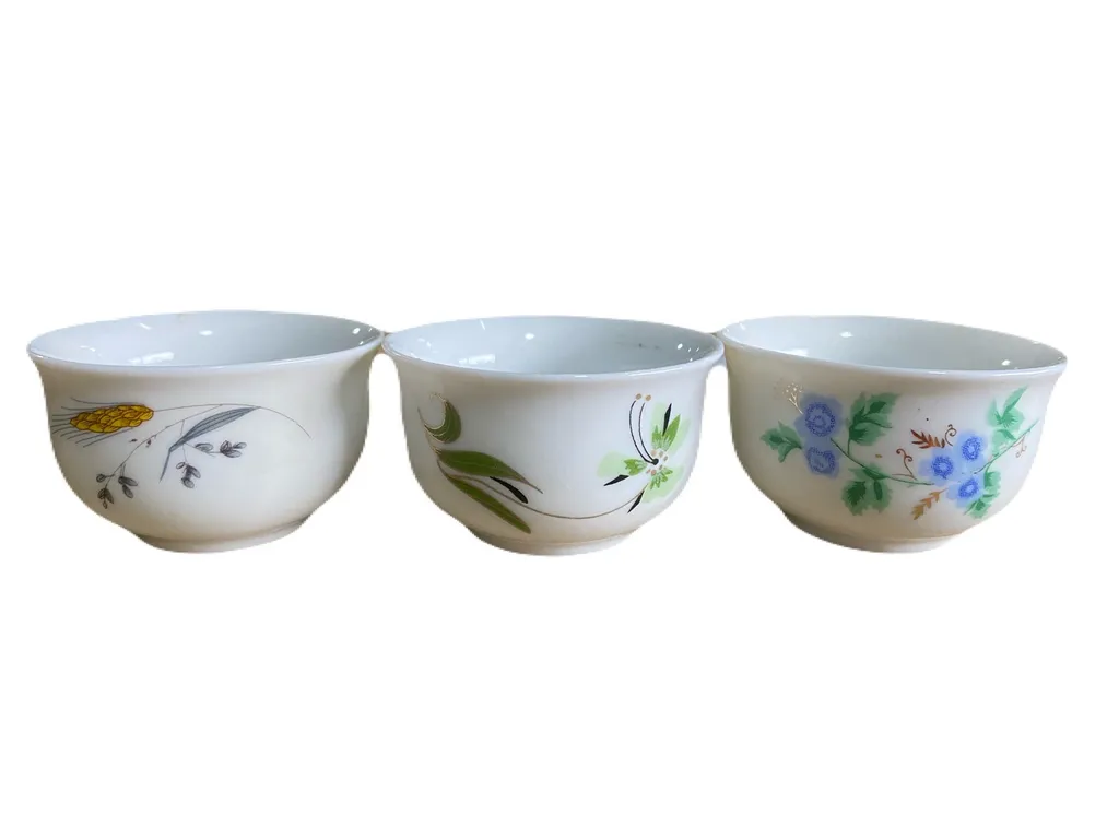 ถ้วยชาขาว เล็ก คละลาย