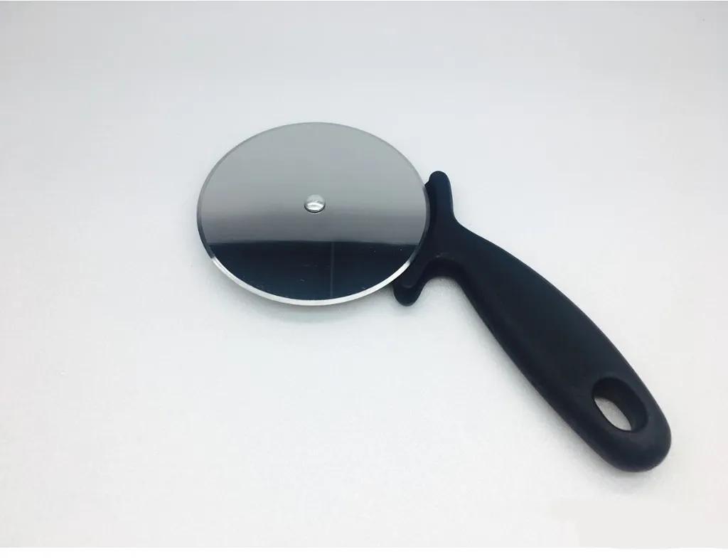 ที่ตัดพิซซ่า ด้ามดำ (10x20cm.)