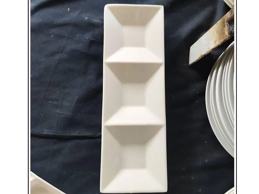 จานสี่เหลี่ยม 3 ช่อง 4.5x14 สีขาว