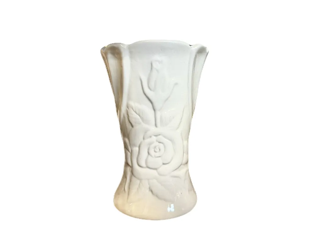 แจกันจัดดอกไม้ สีครีม ทรงเว้าปากหยัก 8