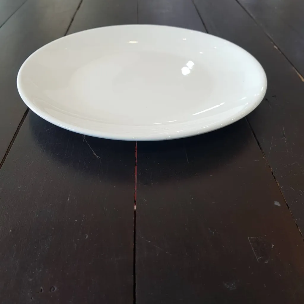 จานใบบัวตื้น10.5" พอร์ซเลน 02102100 #CW1210 (1*30)