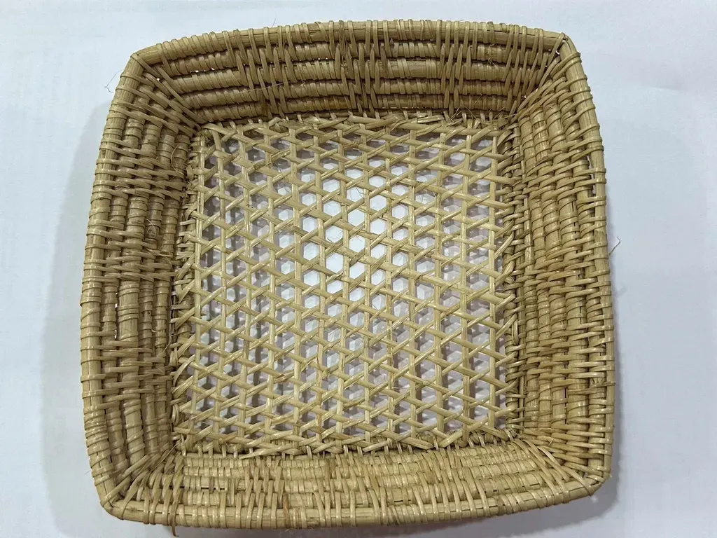 ถาดหวายสี่เหลี่ยมจัสตุรัส ก้นโปร่ง ใหญ่ 7"x7"