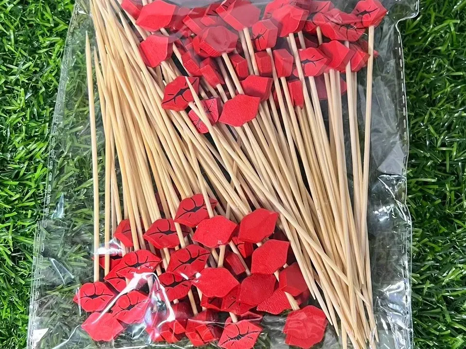 ไม้จิ้มแฟนซี 12 ซม. แบบ B - ปากแดง (1*100)